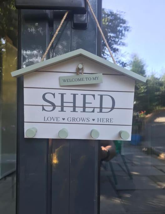The Shed . A Cosy, Peaceful, 96% Recycled, Chalet. Суонзи Екстериор снимка